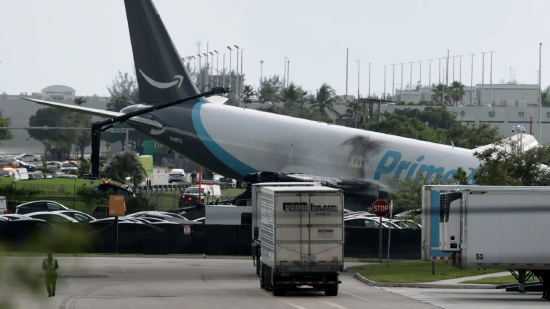 NTSB：亚马逊货机迈阿密坠毁	，冲出跑道1300英尺，撞击两车致5死5伤