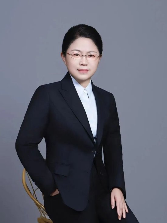 千亿公募董事长	，她被聘为A股银行副行长